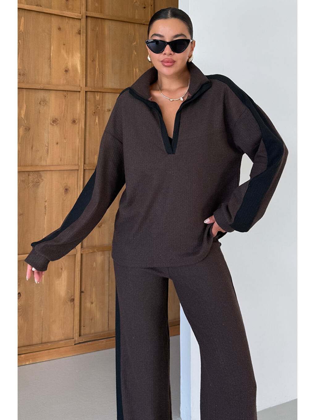 Kadın Kahverengi V Yaka Siyah Çizgi Detaylı Kazak Alt-Üst Pantolonlu Takım-4