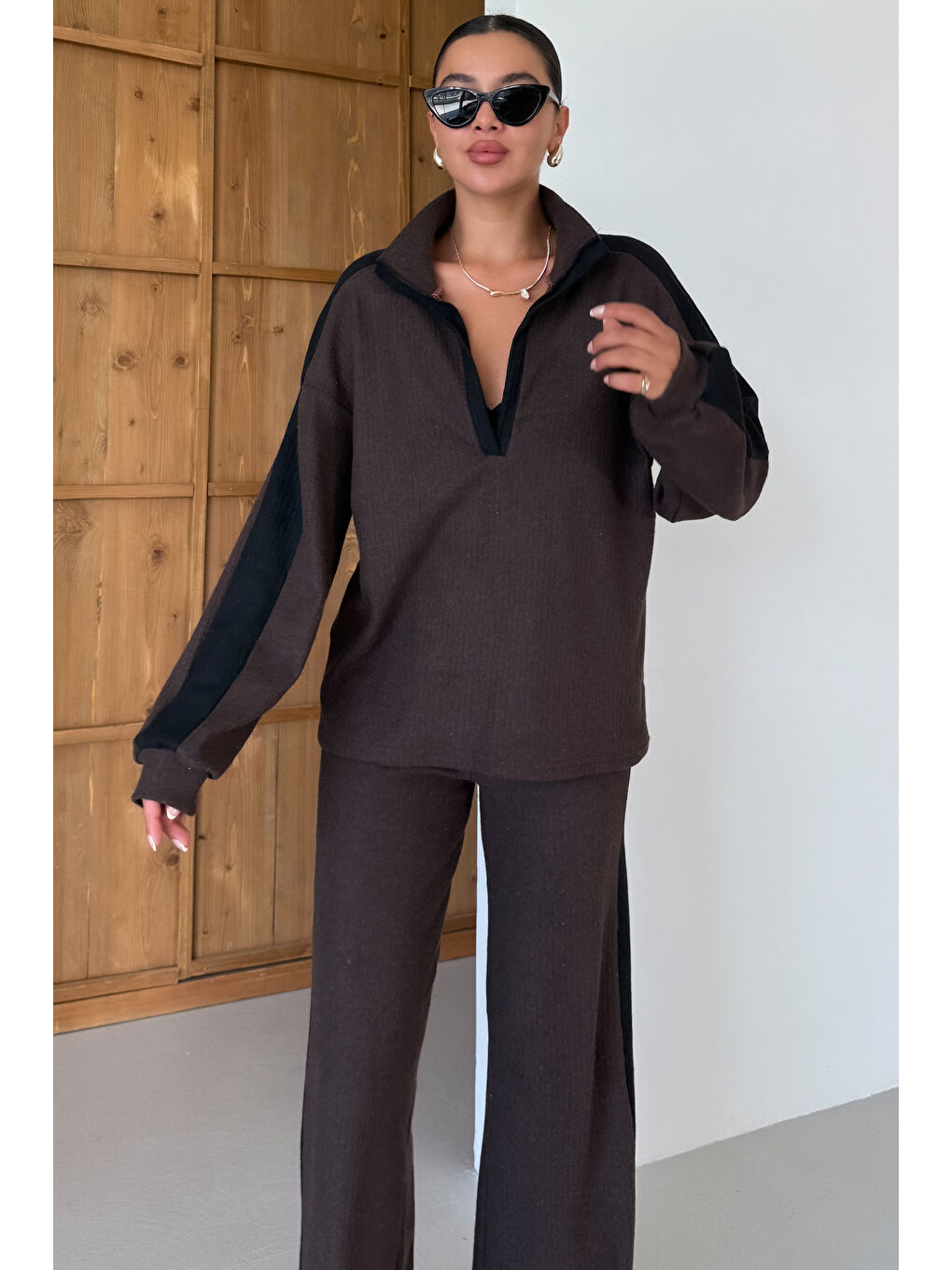 Kadın Kahverengi V Yaka Siyah Çizgi Detaylı Kazak Alt-Üst Pantolonlu Takım-5