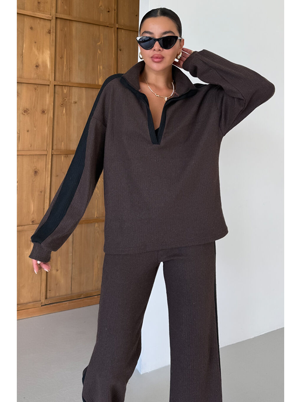 Kadın Kahverengi V Yaka Siyah Çizgi Detaylı Kazak Alt-Üst Pantolonlu Takım-6