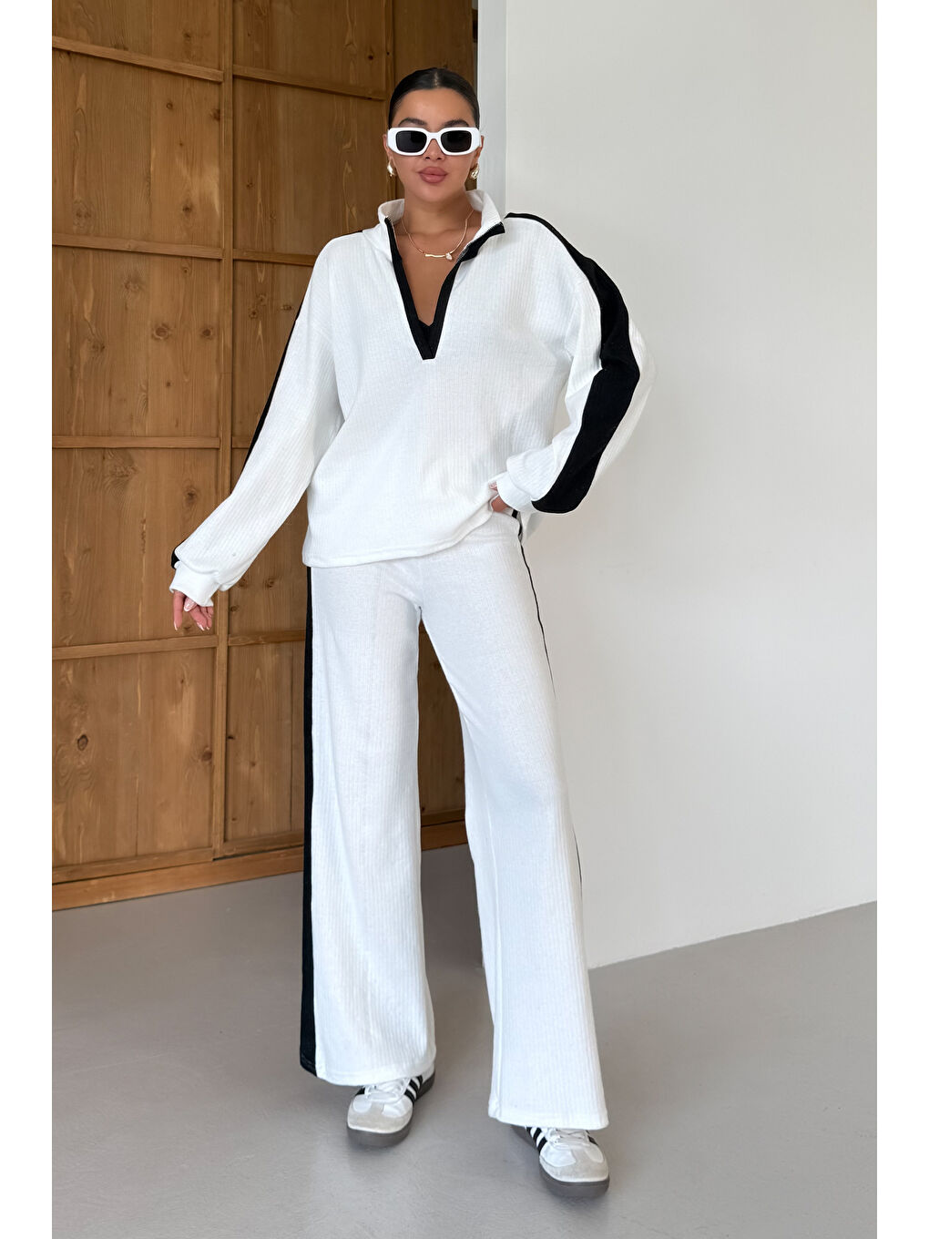 Kadın Beyaz V Yaka Siyah Çizgi Detaylı Kazak Alt-Üst Pantolonlu Takım-1
