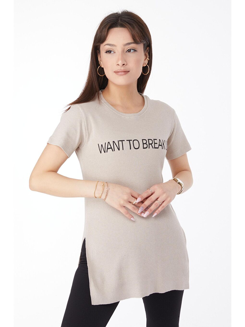 TOFİSA Düz Bisiklet Yaka Kadın Bej Baskılı Yırtmaçlı T-shirt - 24791