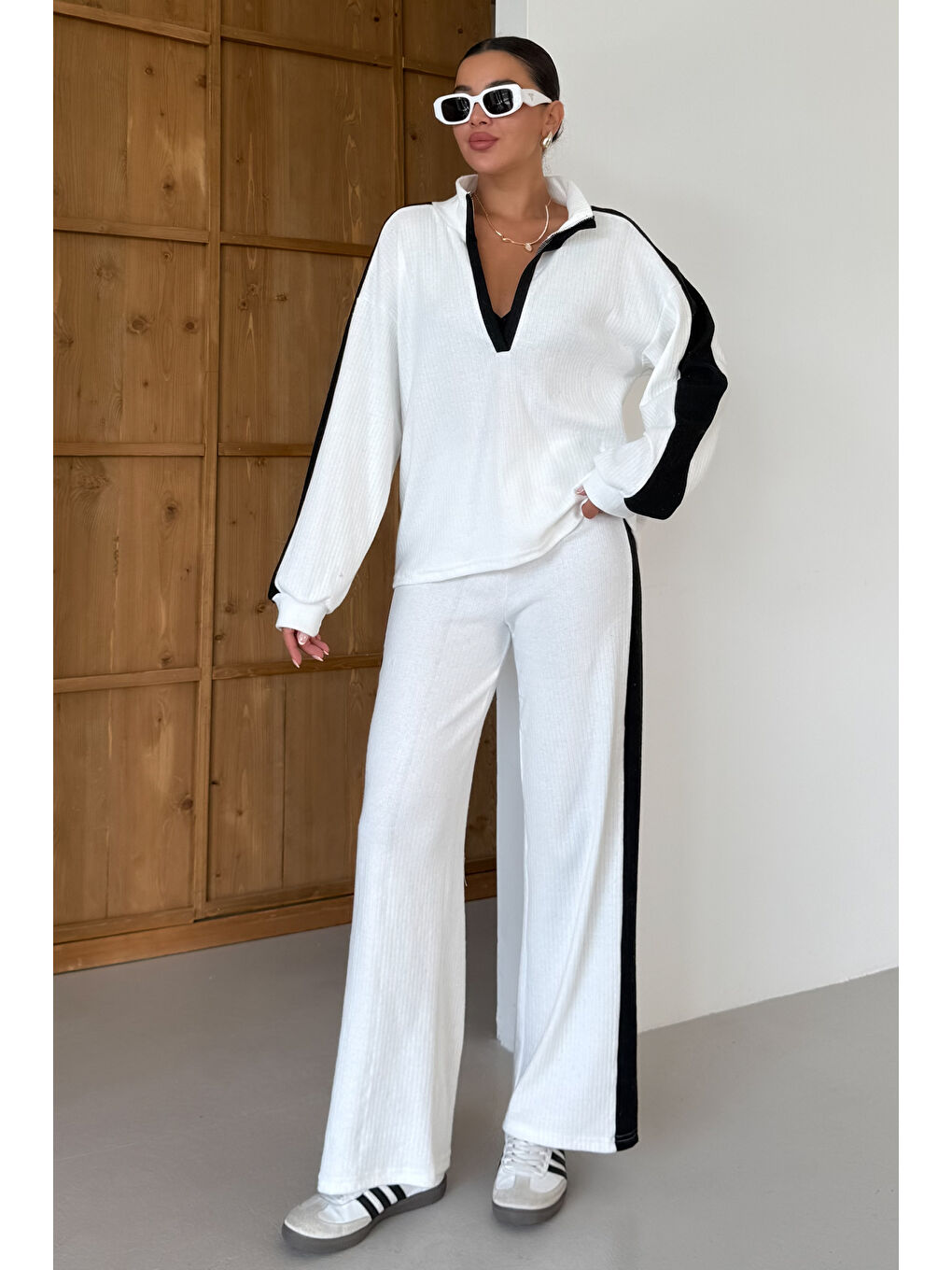 Kadın Beyaz V Yaka Siyah Çizgi Detaylı Kazak Alt-Üst Pantolonlu Takım-2