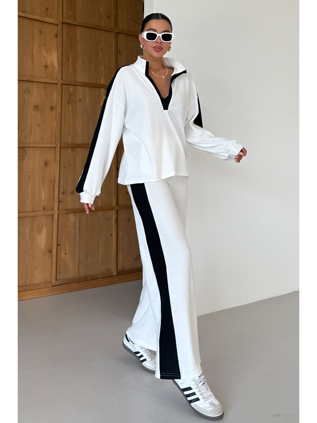 Kadın Beyaz V Yaka Siyah Çizgi Detaylı Kazak Alt-Üst Pantolonlu Takım-3