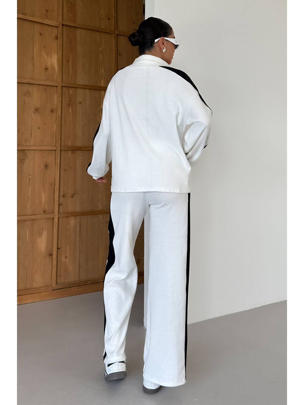 Kadın Beyaz V Yaka Siyah Çizgi Detaylı Kazak Alt-Üst Pantolonlu Takım-4