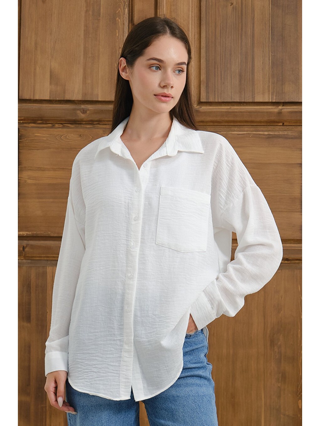 Beyaz Kadın Oversize Gömlek Uzun Kollu Pamuklu Rahat Kalıp Günlük Basic Gömlek-4
