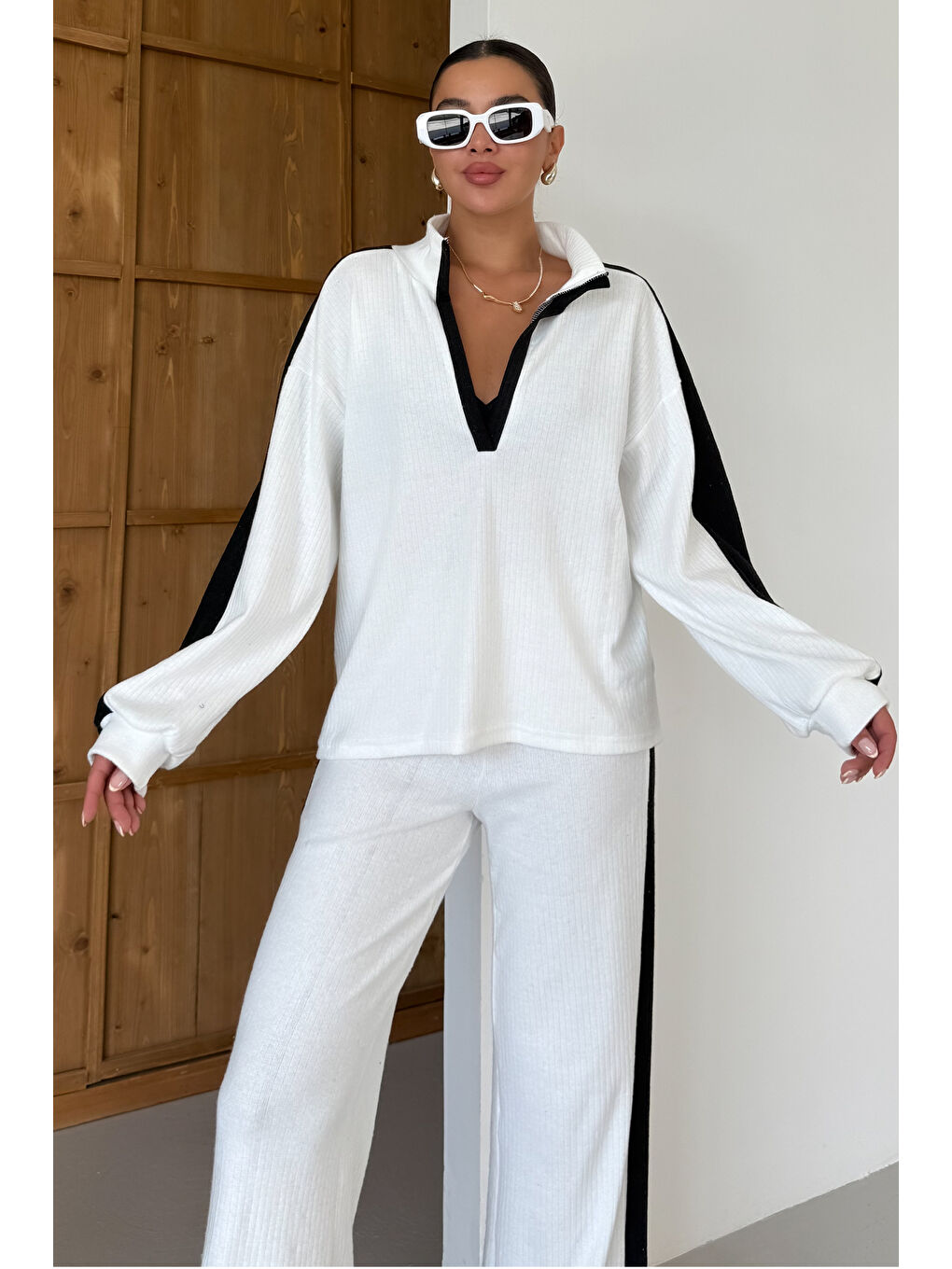 Kadın Beyaz V Yaka Siyah Çizgi Detaylı Kazak Alt-Üst Pantolonlu Takım-5