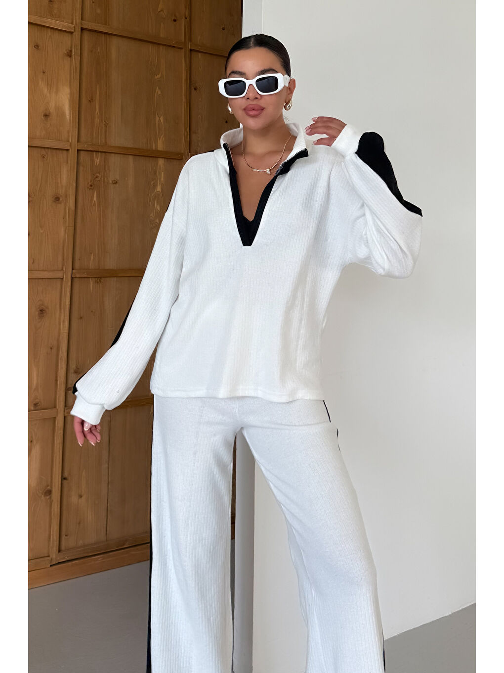 Kadın Beyaz V Yaka Siyah Çizgi Detaylı Kazak Alt-Üst Pantolonlu Takım-6