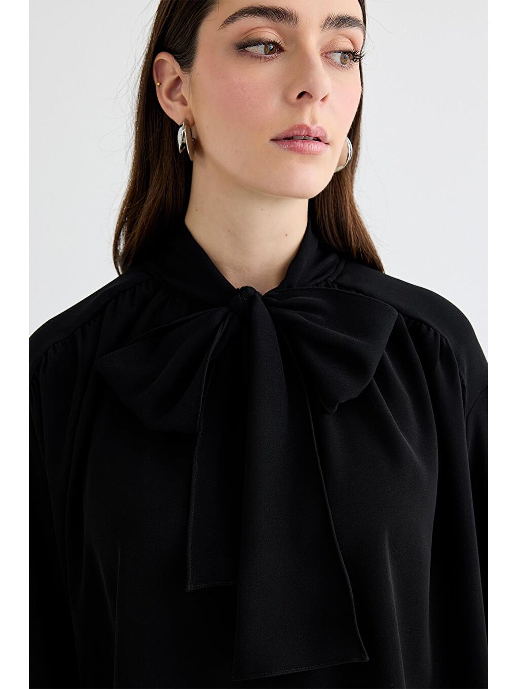 Melsa Büzgülü Fularlı Gömlek Siyah-3