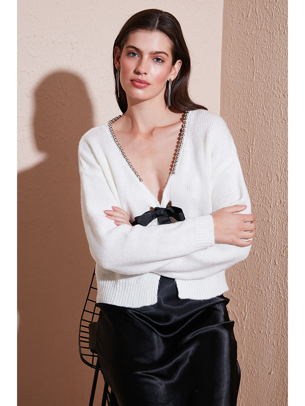 Ekru Premium Boncuk ve Fiyonk Detaylı Regular Fit V Yaka Triko Hırka 680HI00180-2