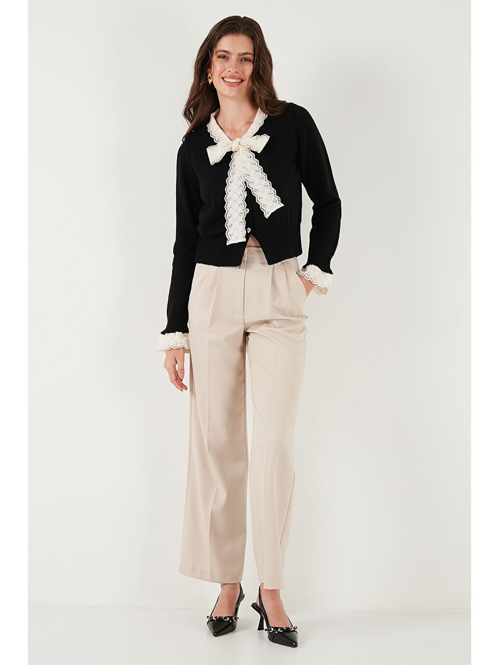 Siyah Premium Dantelli Bağlamalı Yaka Regular Fit Düğmeli Kadın Triko Hırka 680HI00251-2