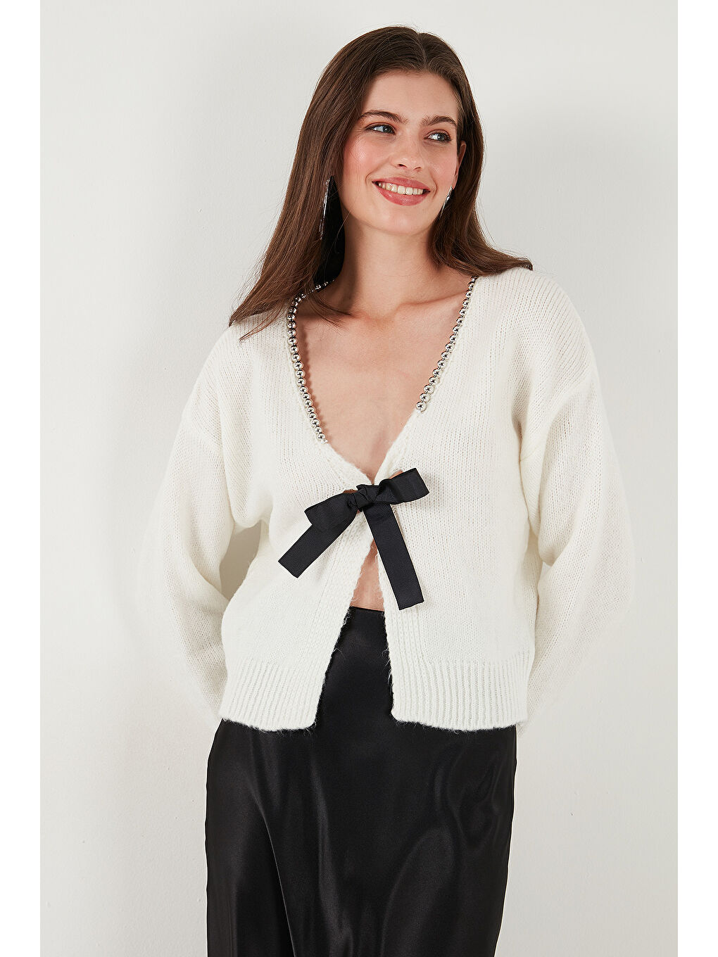 Ekru Premium Boncuk ve Fiyonk Detaylı Regular Fit V Yaka Triko Hırka 680HI00180-3