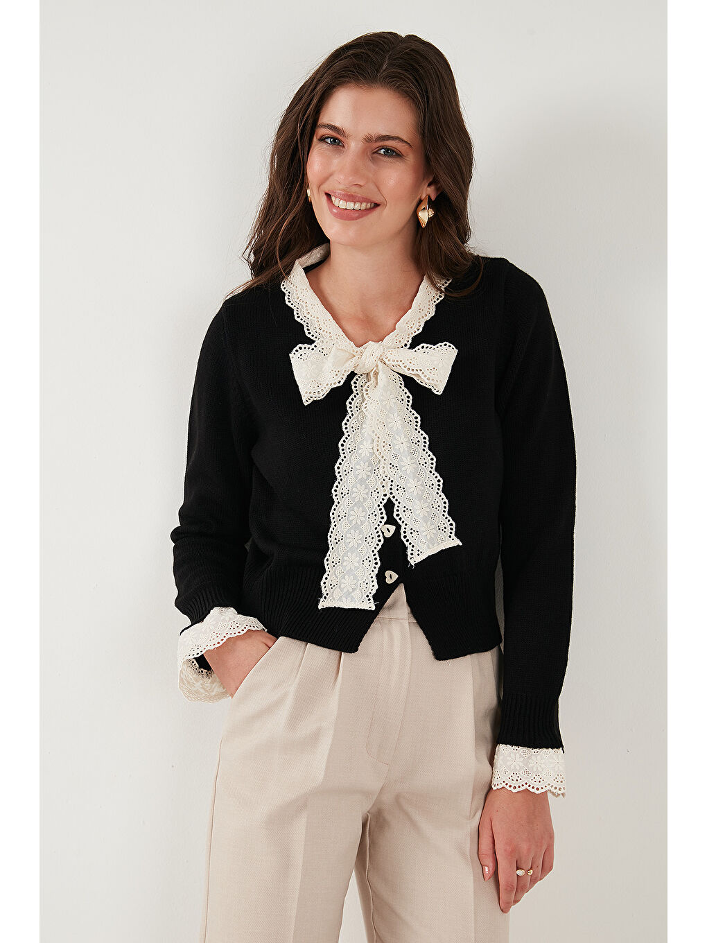 Siyah Premium Dantelli Bağlamalı Yaka Regular Fit Düğmeli Kadın Triko Hırka 680HI00251-4