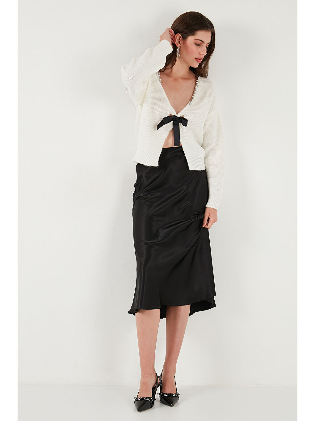 Ekru Premium Boncuk ve Fiyonk Detaylı Regular Fit V Yaka Triko Hırka 680HI00180-4