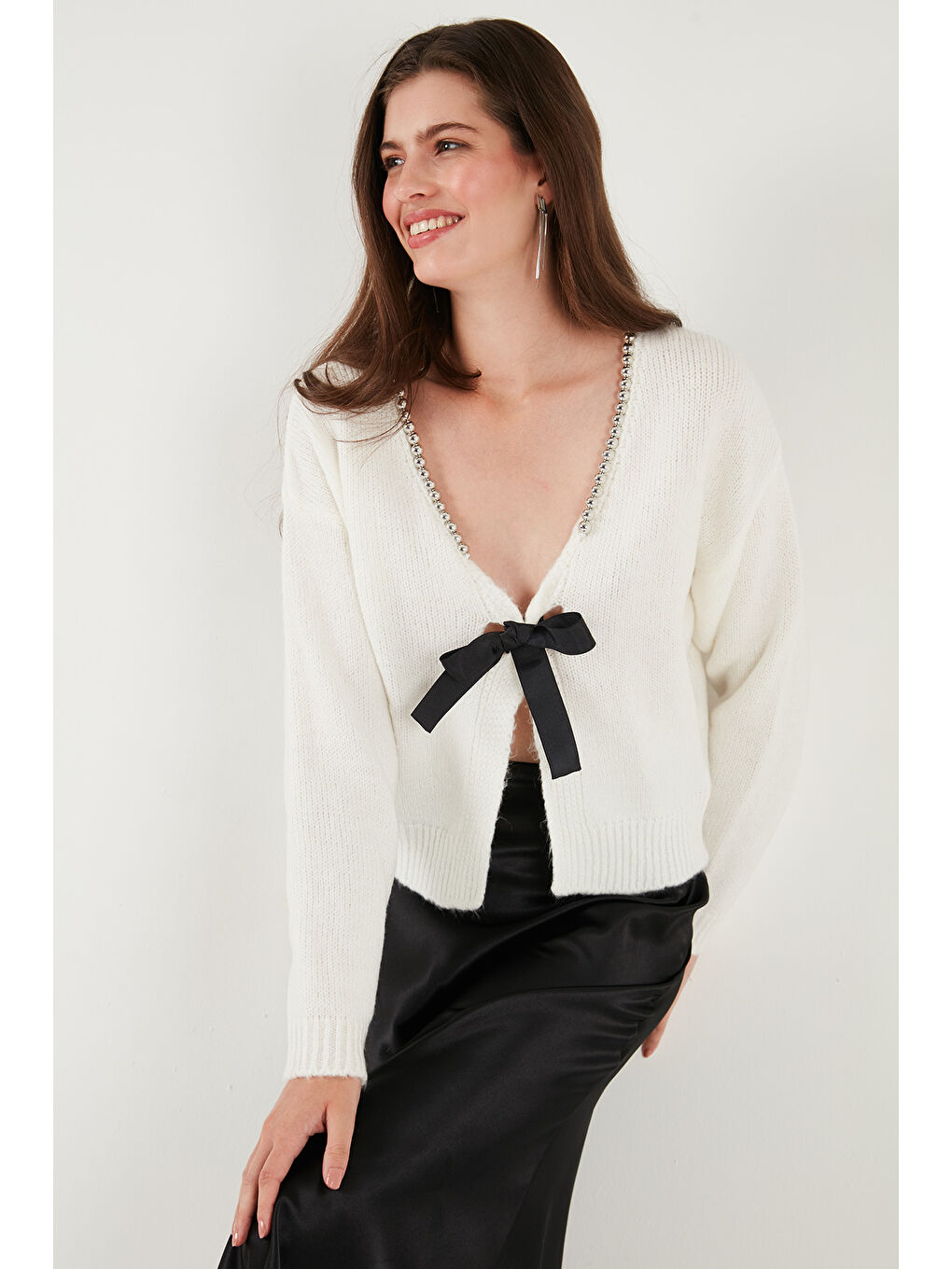 Ekru Premium Boncuk ve Fiyonk Detaylı Regular Fit V Yaka Triko Hırka 680HI00180-5