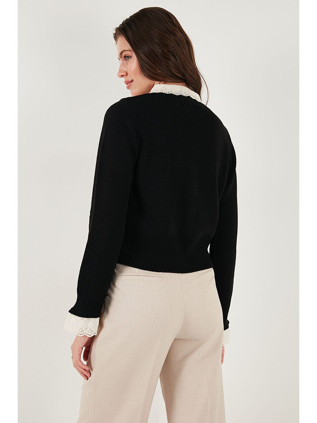 Siyah Premium Dantelli Bağlamalı Yaka Regular Fit Düğmeli Kadın Triko Hırka 680HI00251-6