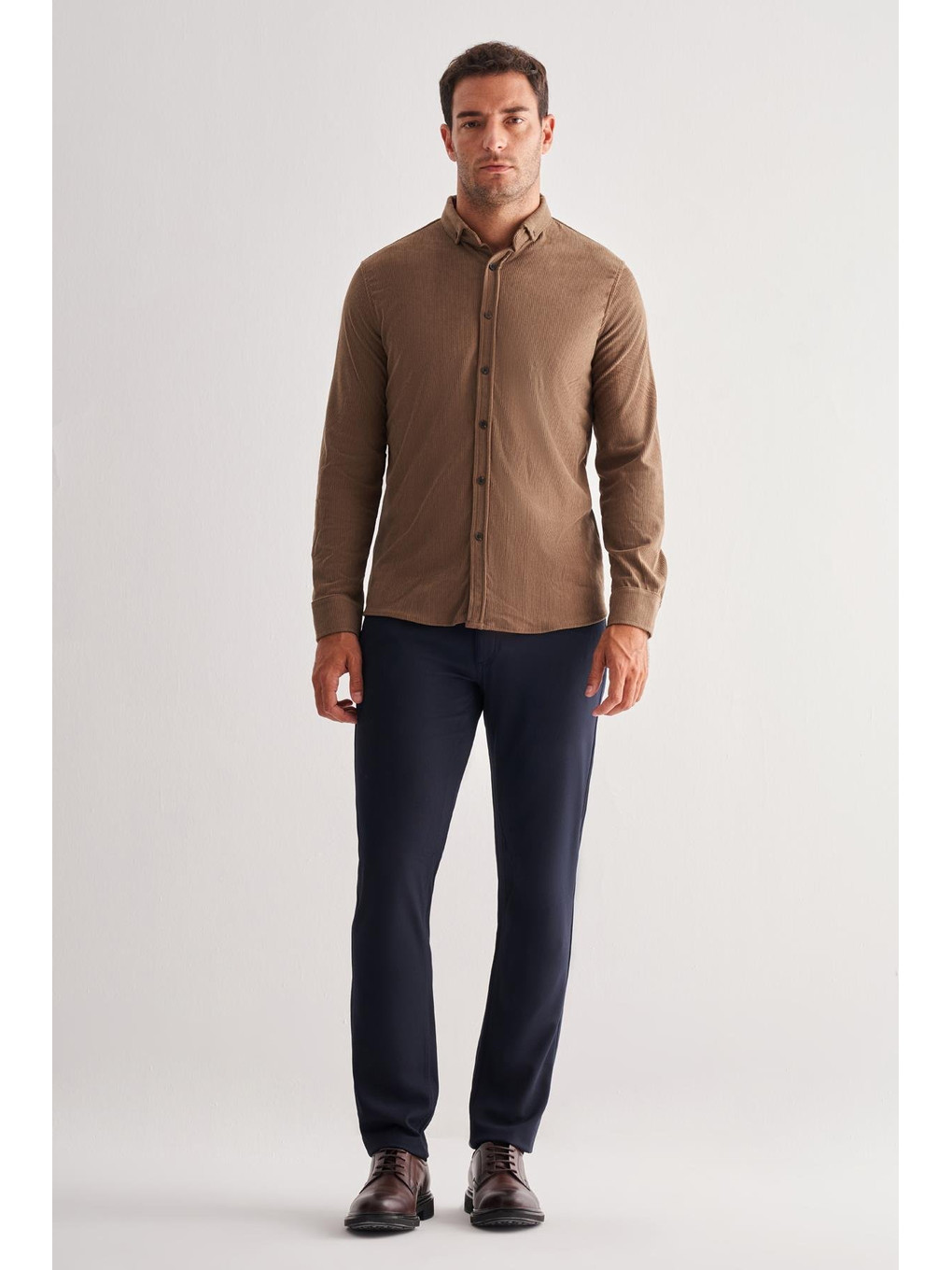 Kahverengi Koyu Vizon Smart Düğmeli Yaka Uzun Kol Cepsiz Slim Fit Casual Gömlek 1004255168-1