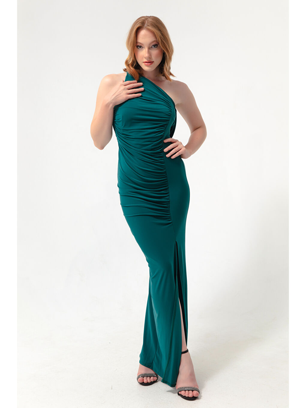 Kadın Zümrüt Yeşili Tek Omuzlu Sırt Dekolteli Yırtmaçlı Uzun Abiye Elbise-1