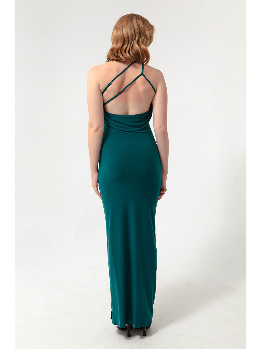 Kadın Zümrüt Yeşili Tek Omuzlu Sırt Dekolteli Yırtmaçlı Uzun Abiye Elbise-4