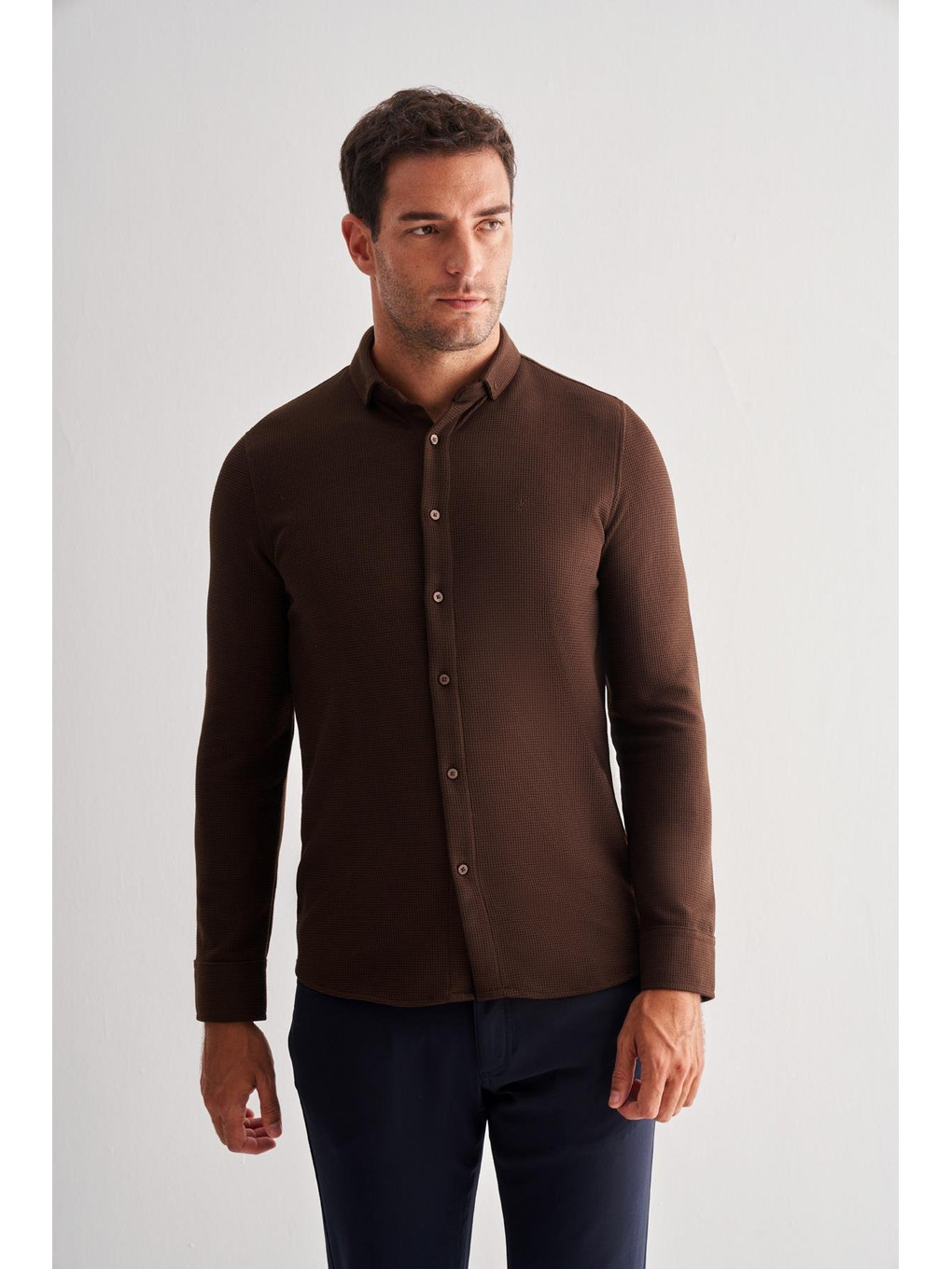 Koyu Kahverengi Smart Düğmeli Yaka Uzun Kol Cepsiz Slim Fit Casual Gömlek 1004255167