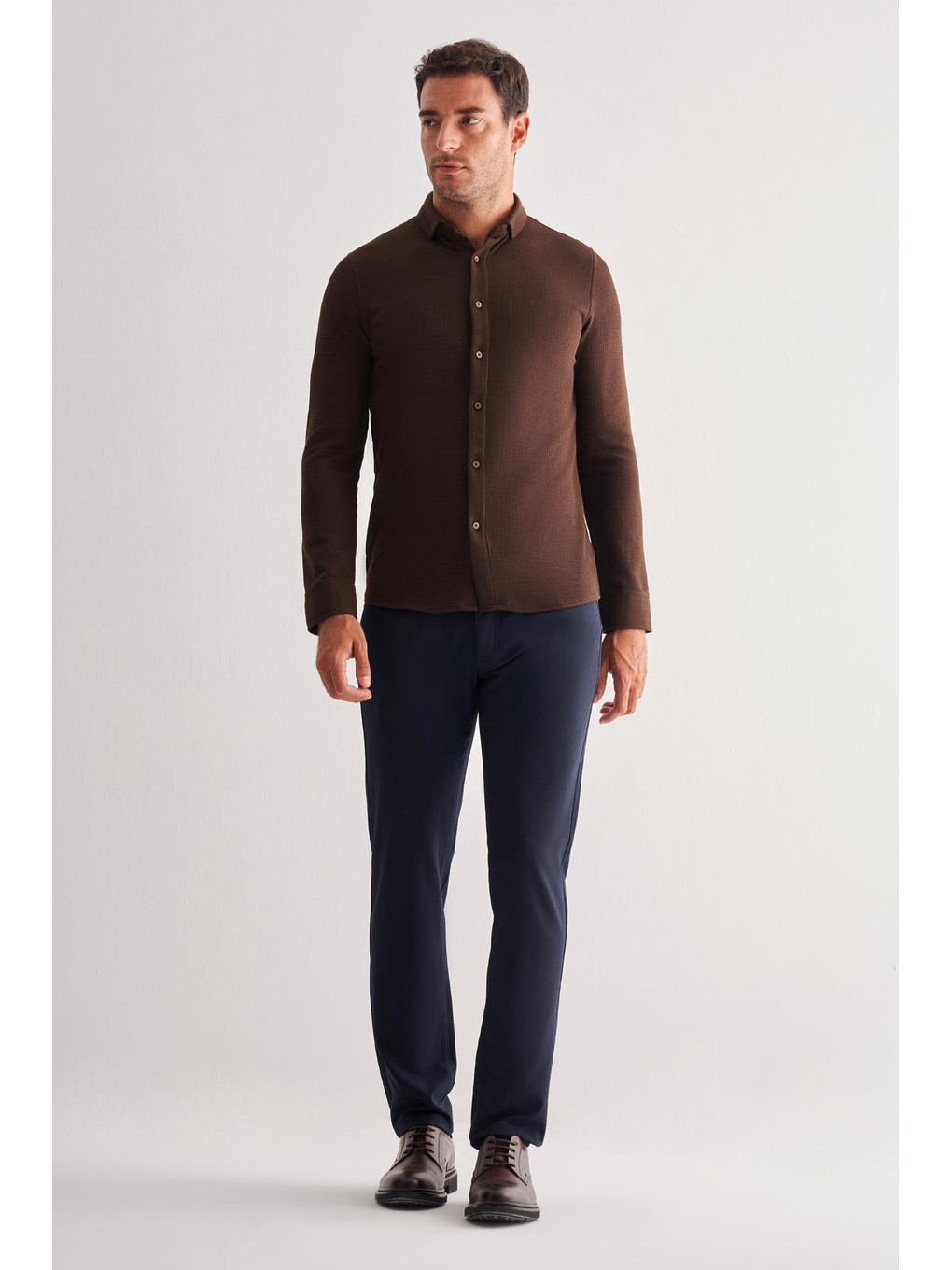 Koyu Kahverengi Smart Düğmeli Yaka Uzun Kol Cepsiz Slim Fit Casual Gömlek 1004255167-1