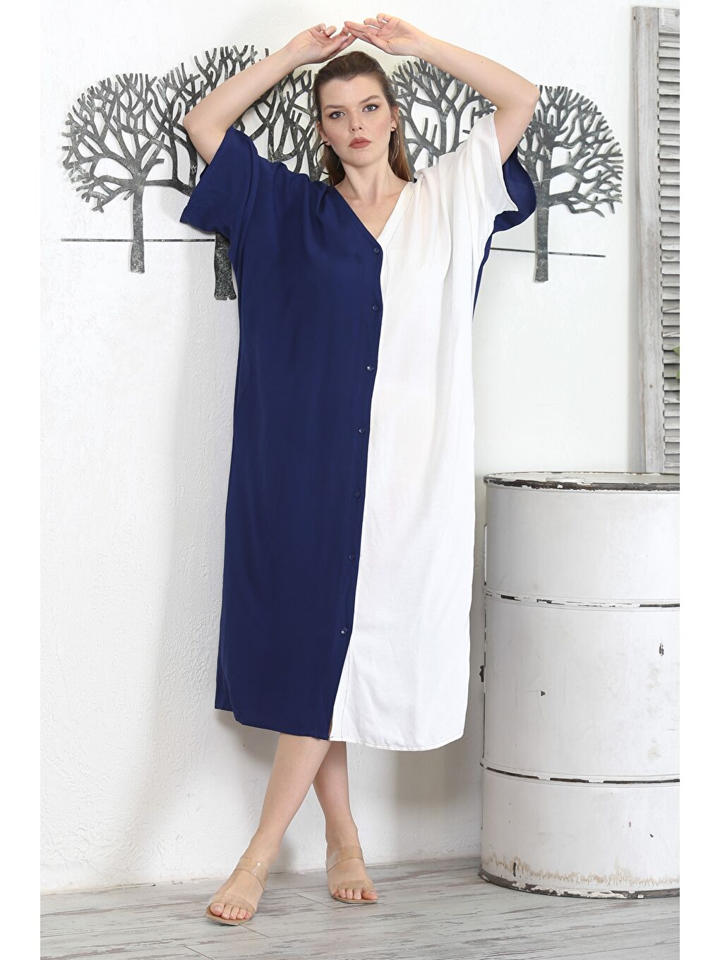 Siyah Lacivert-Beyaz V Yaka 3/4 Kol Düğmeli Gizli Cepli Nakışlı Casual Oversize Dokuma Elbise