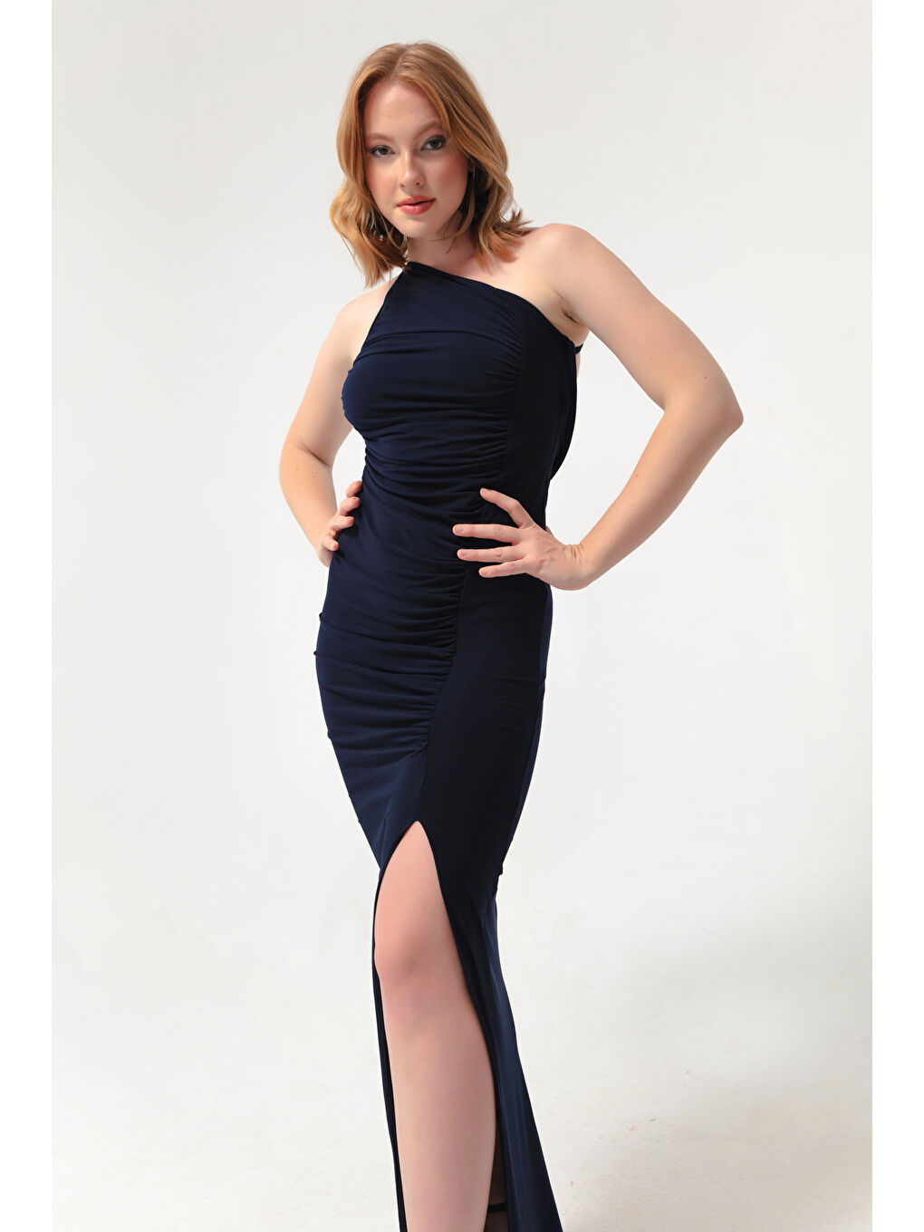 Kadın Lacivert Tek Omuzlu Sırt Dekolteli Yırtmaçlı Uzun Abiye Elbise-2
