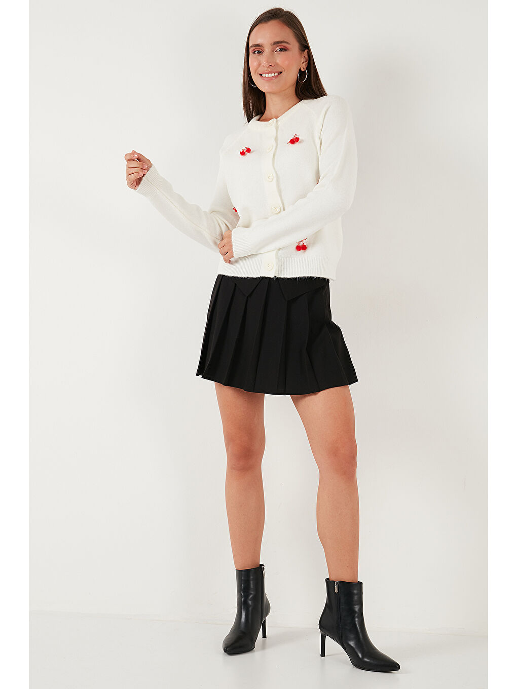 Ekru Premium Regular Fit Bisiklet Yaka Kiraz Süslemeli Hırka 6802939A-1