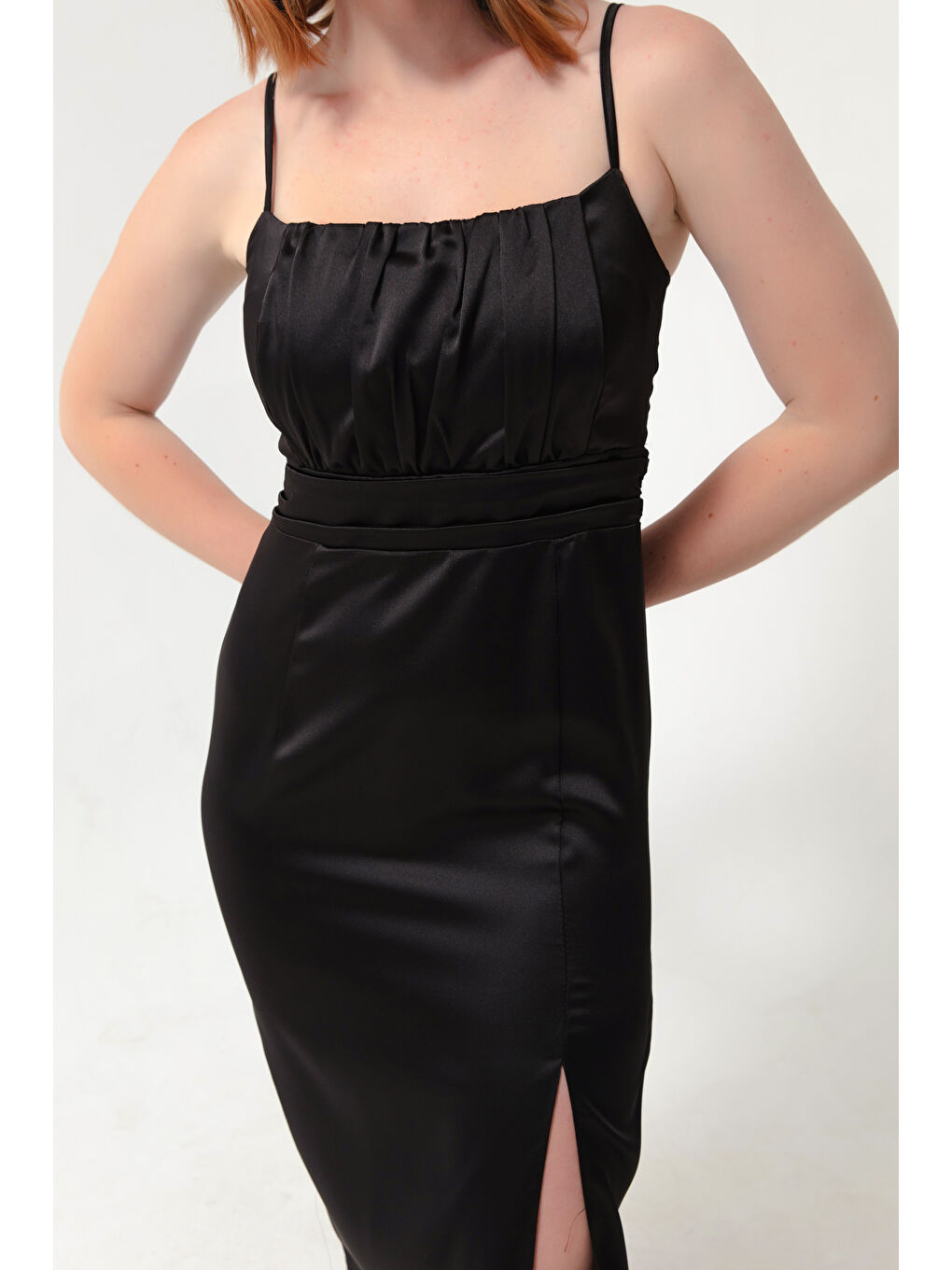 Kadın Siyah İnce Askılı Yırtmaçlı Midi Saten Abiye Elbise-3