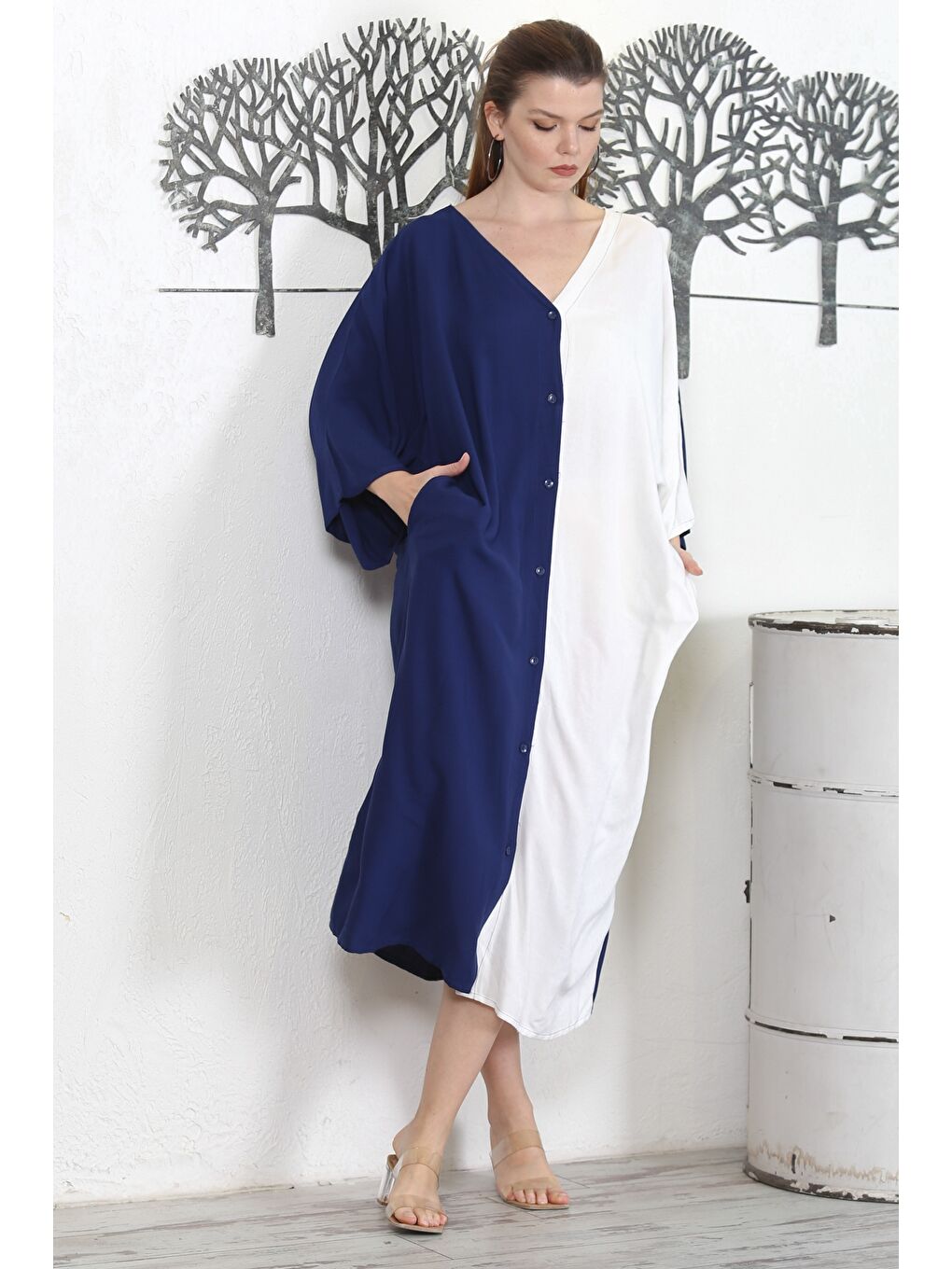 Siyah Lacivert-Beyaz V Yaka 3/4 Kol Düğmeli Gizli Cepli Nakışlı Casual Oversize Dokuma Elbise-5