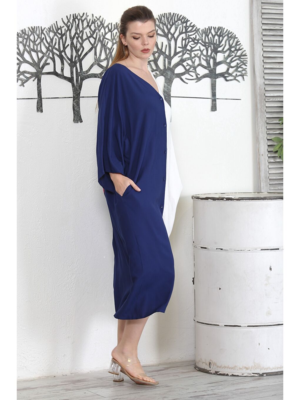 Siyah Lacivert-Beyaz V Yaka 3/4 Kol Düğmeli Gizli Cepli Nakışlı Casual Oversize Dokuma Elbise-6