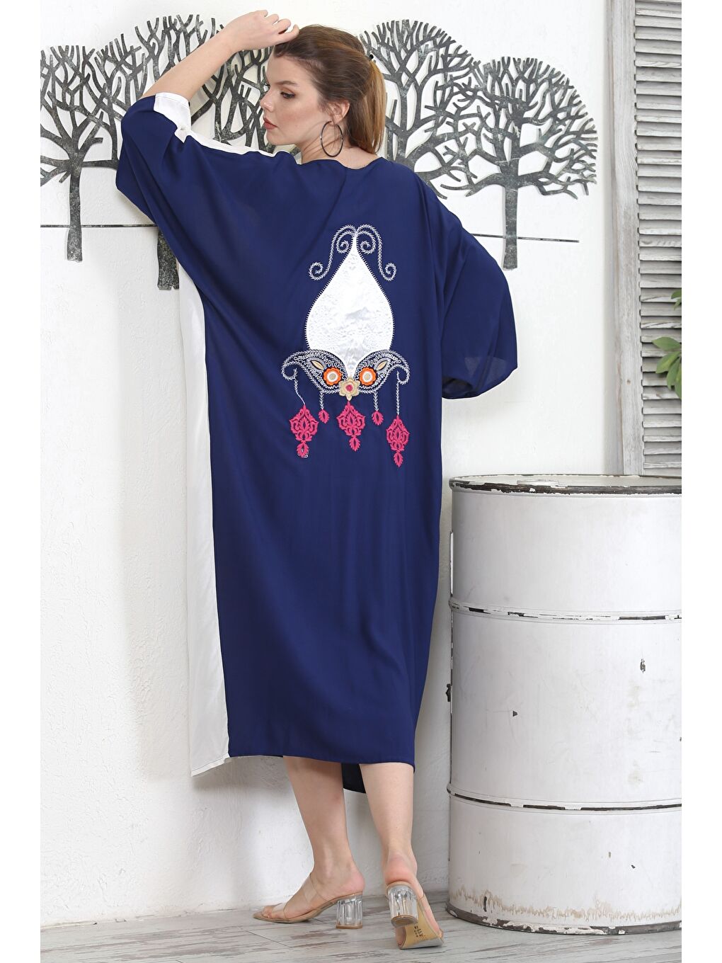 Siyah Lacivert-Beyaz V Yaka 3/4 Kol Düğmeli Gizli Cepli Nakışlı Casual Oversize Dokuma Elbise-7