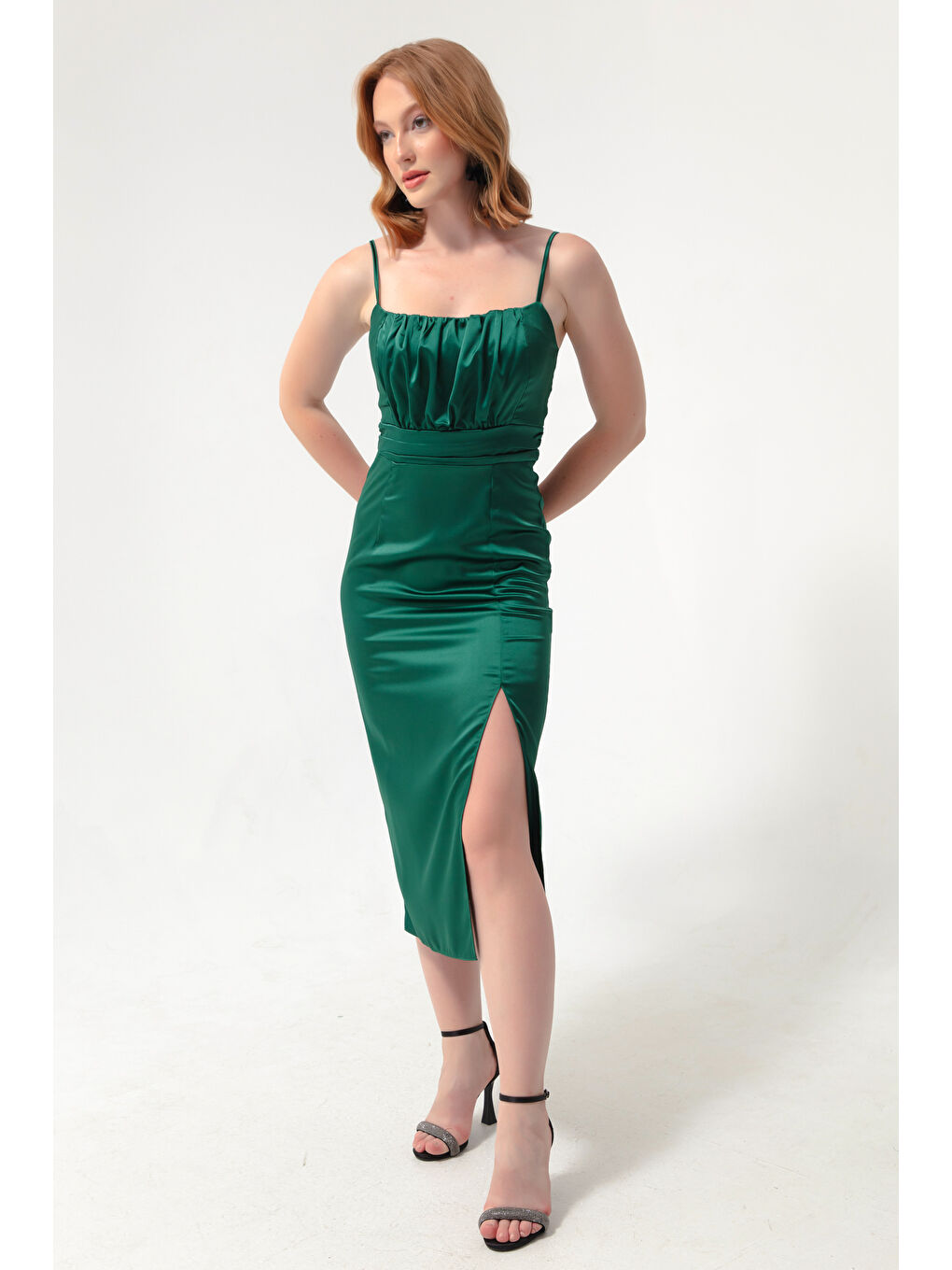 Kadın Zümrüt Yeşili İnce Askılı Yırtmaçlı Midi Saten Abiye Elbise-1