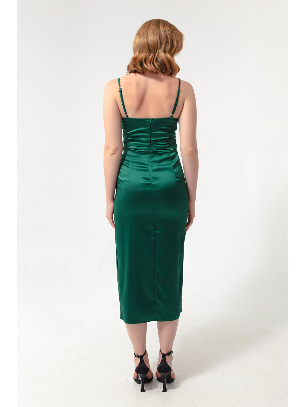 Kadın Zümrüt Yeşili İnce Askılı Yırtmaçlı Midi Saten Abiye Elbise-4