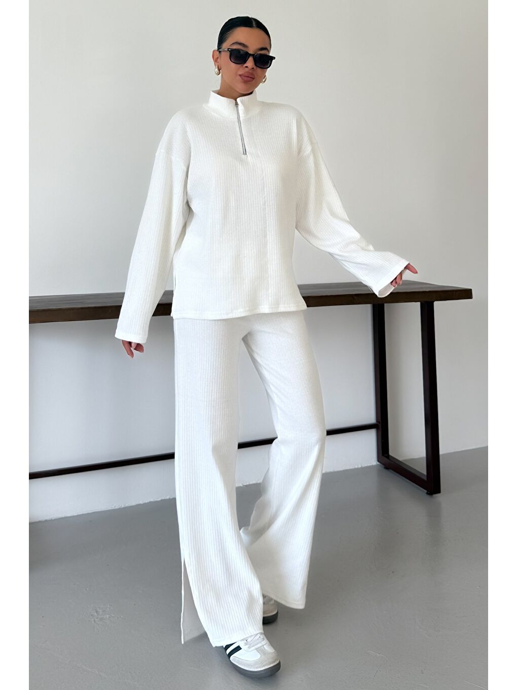 Kadın Beyaz Yarım Fermuarlı Dik Yaka Kazak Alt-Üst Pantolonlu Takım