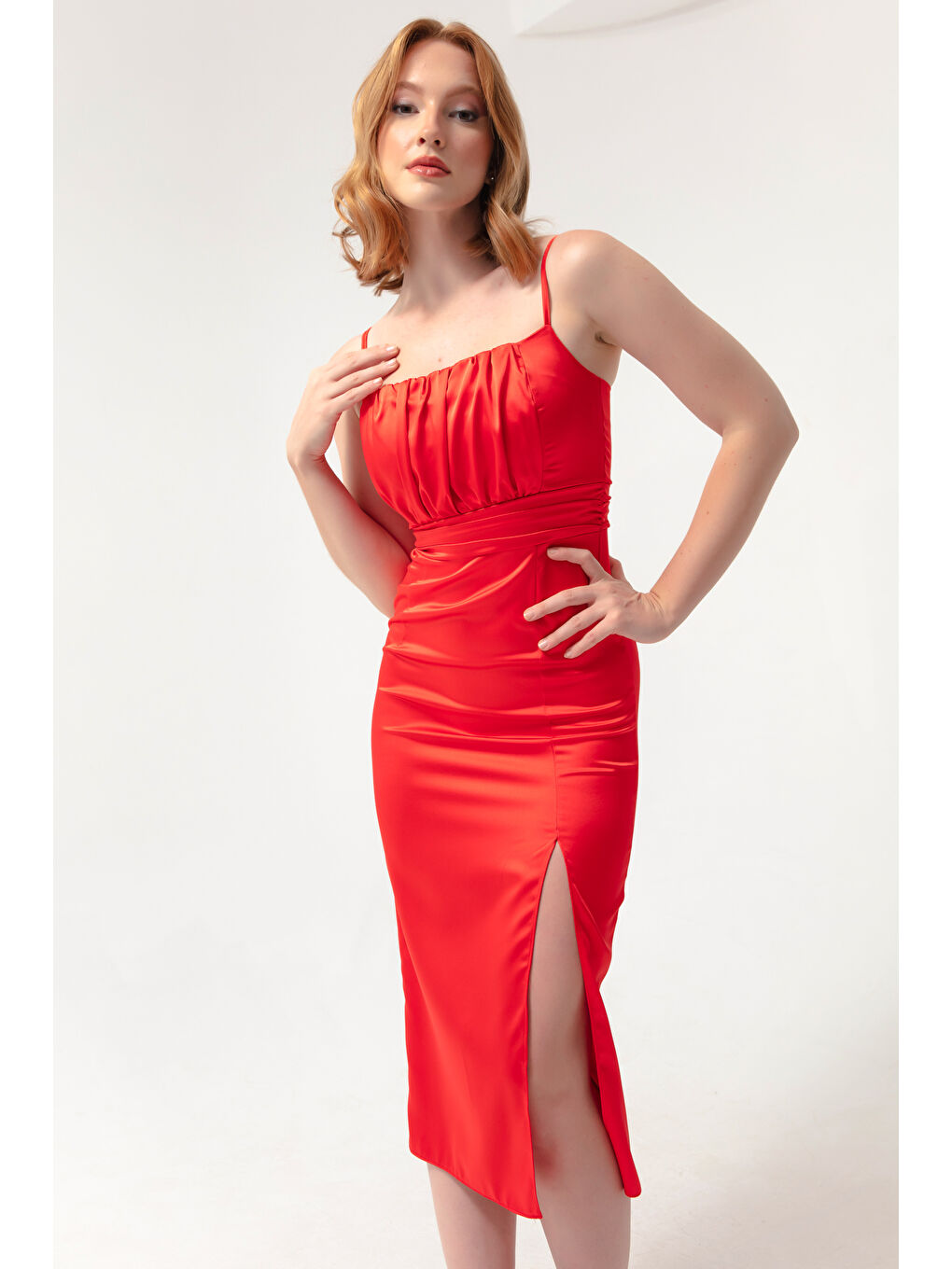 Kadın Kırmızı İnce Askılı Yırtmaçlı Midi Saten Abiye Elbise-2