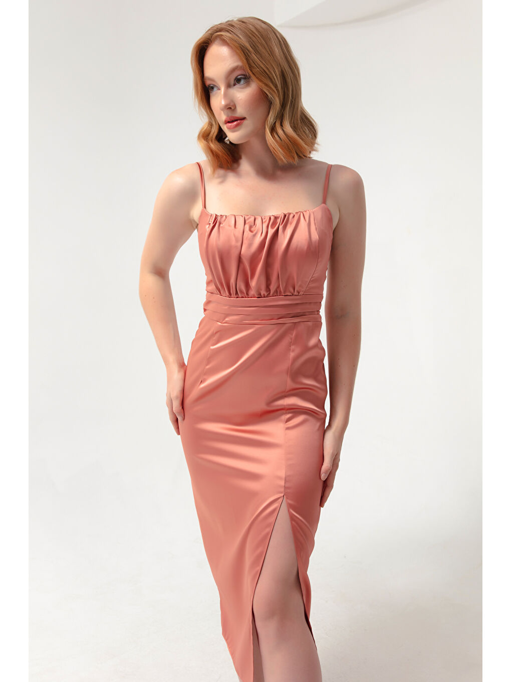Pembe Kadın Somon İnce Askılı Yırtmaçlı Midi Saten Abiye Elbise-1