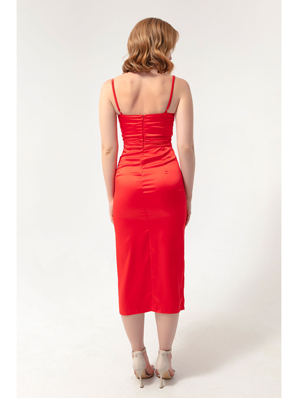 Kadın Kırmızı İnce Askılı Yırtmaçlı Midi Saten Abiye Elbise-4