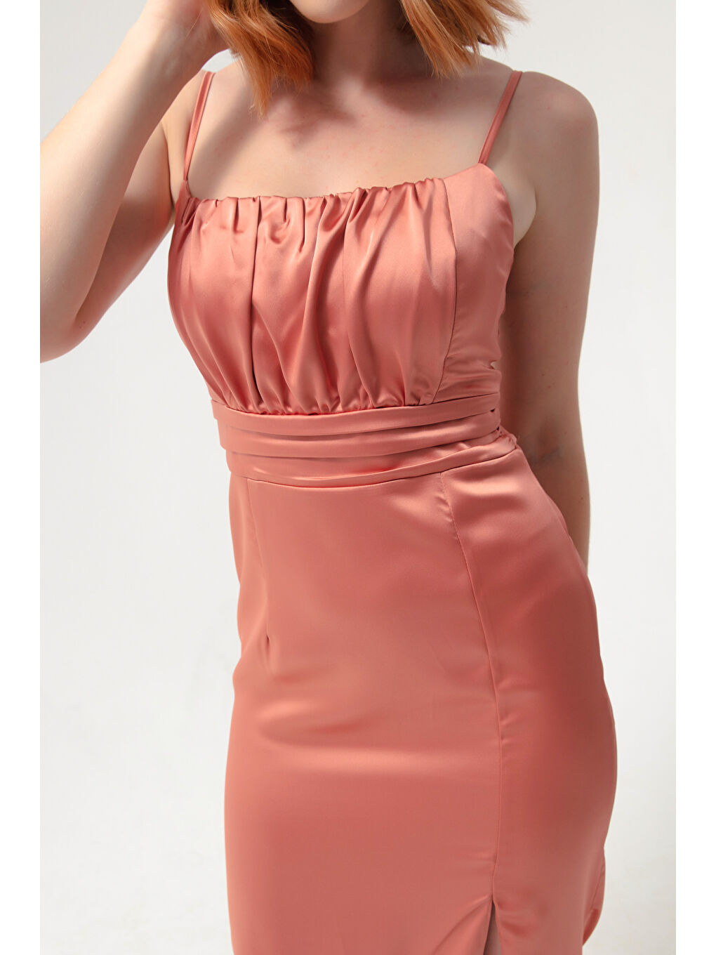 Pembe Kadın Somon İnce Askılı Yırtmaçlı Midi Saten Abiye Elbise-3