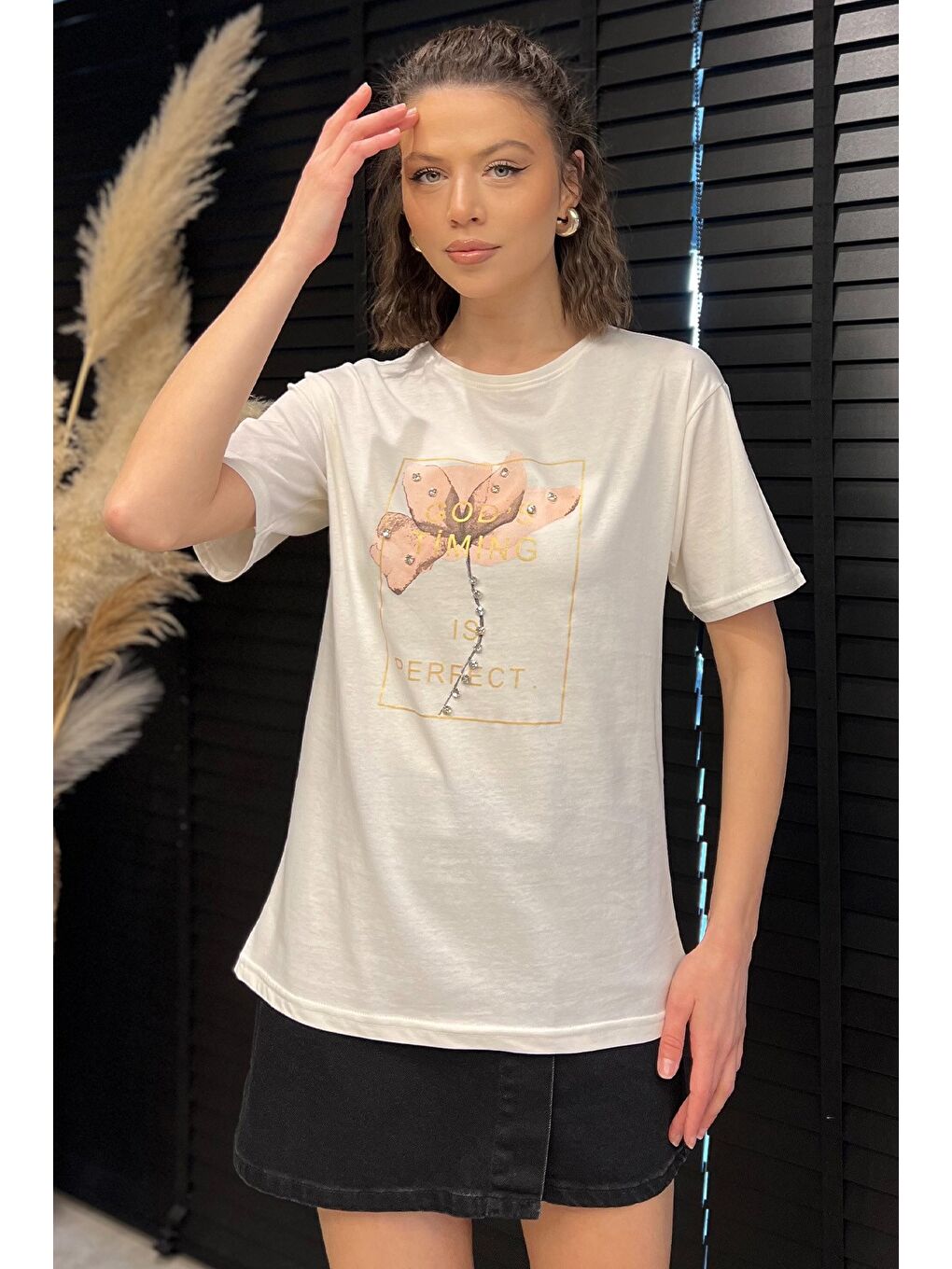 Ekru Bisiklet Yaka Taş Detaylı Baskılı Kadın Tişört-1