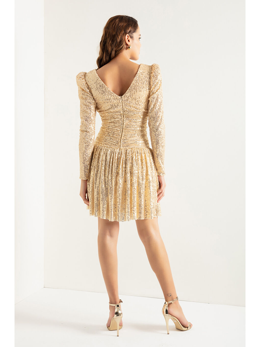 Sarı Kadın Gold Uzun Kol Pullu Mini Gece Elbisesi-4