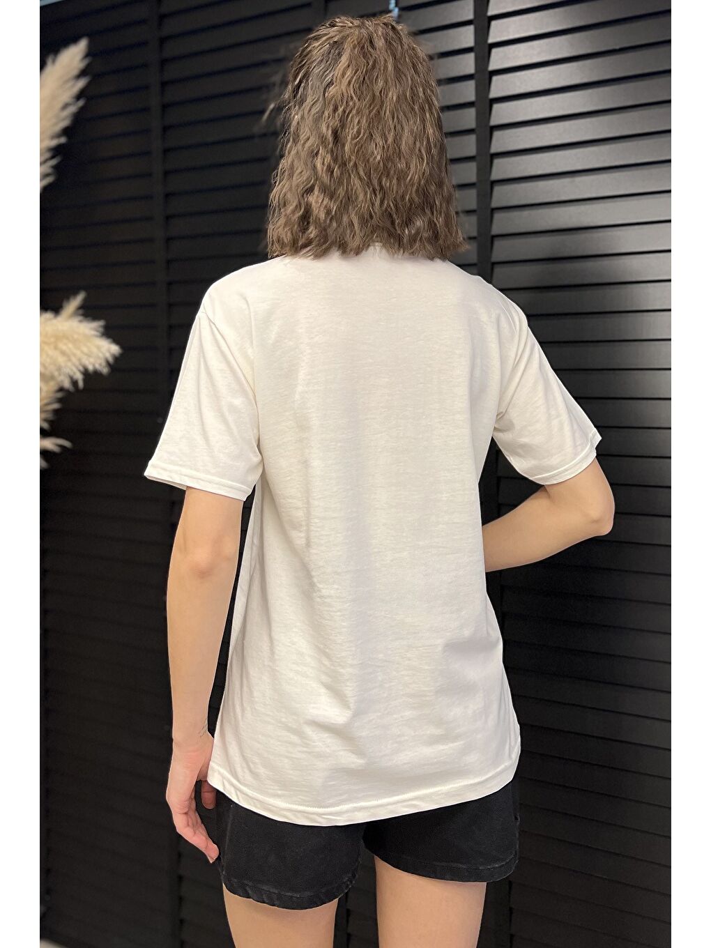 Ekru Bisiklet Yaka Taş Detaylı Baskılı Kadın Tişört-2