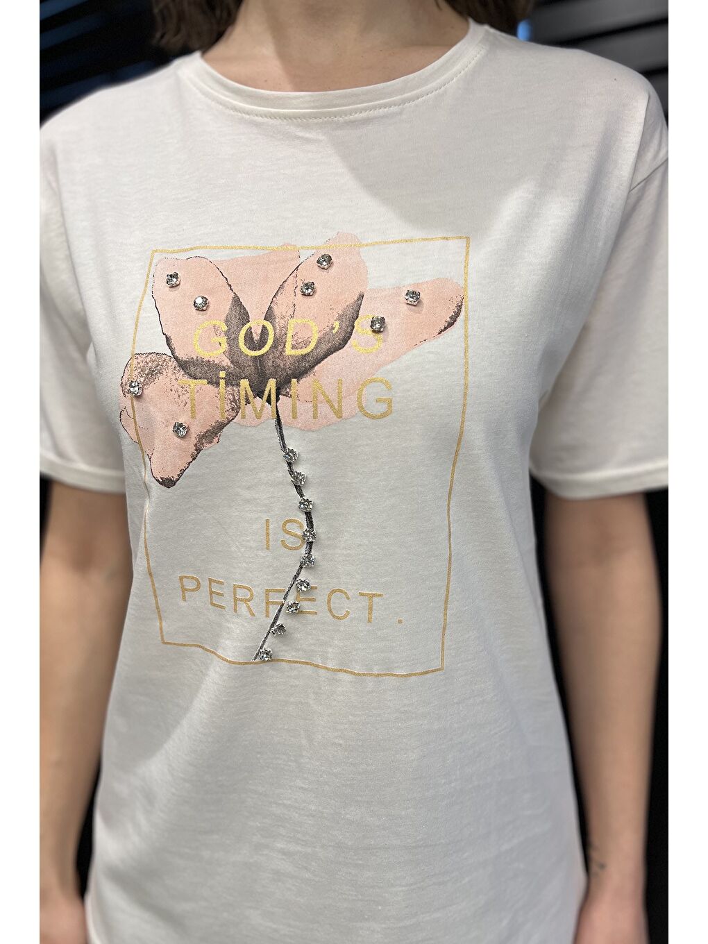 Ekru Bisiklet Yaka Taş Detaylı Baskılı Kadın Tişört-3