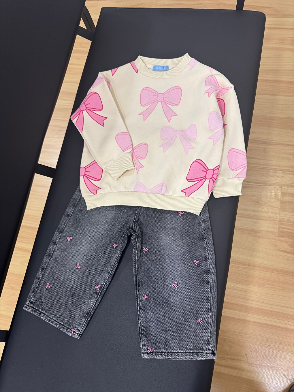 Karışık Kız Çocuk Pamuklu Krem Pembe Fiyonk Desenli Sweatshirt Ve Gri Nakışlı Jean Takım - Günlük Kombin-2