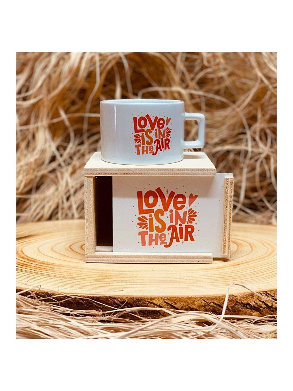Karışık Love Is In The Air Ahşap Kutulu Kupa Sevgiliye Hediye