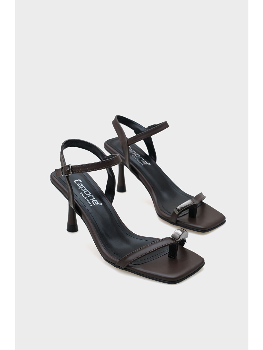 Kahverengi Cindy Küt Burunlu Topuklu Bilekten Bantlı Parmak Arası Kadın Sandalet