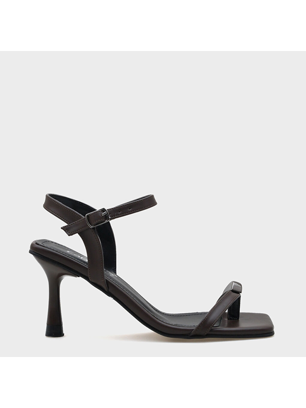 Kahverengi Cindy Küt Burunlu Topuklu Bilekten Bantlı Parmak Arası Kadın Sandalet-1