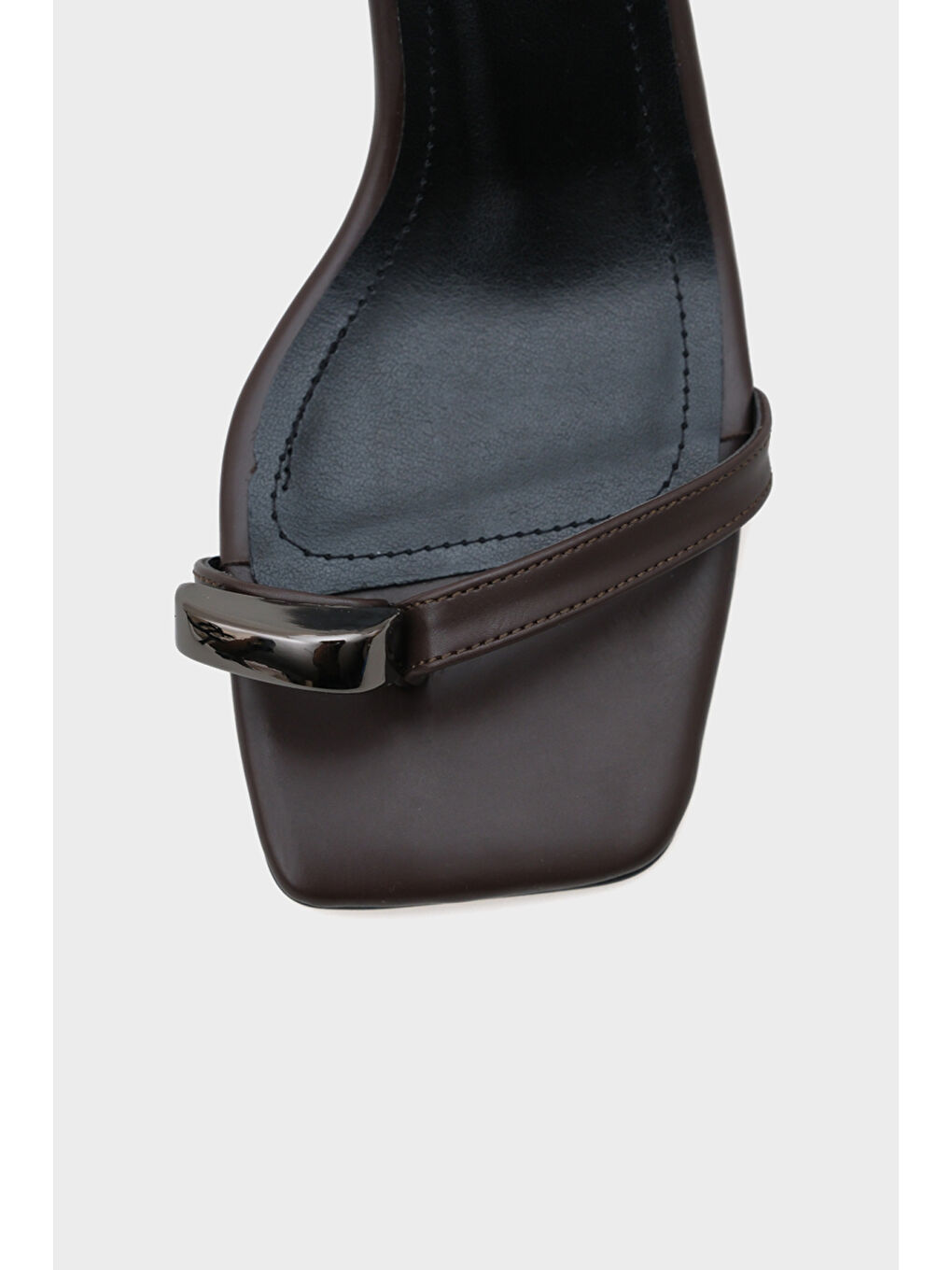 Kahverengi Cindy Küt Burunlu Topuklu Bilekten Bantlı Parmak Arası Kadın Sandalet-2