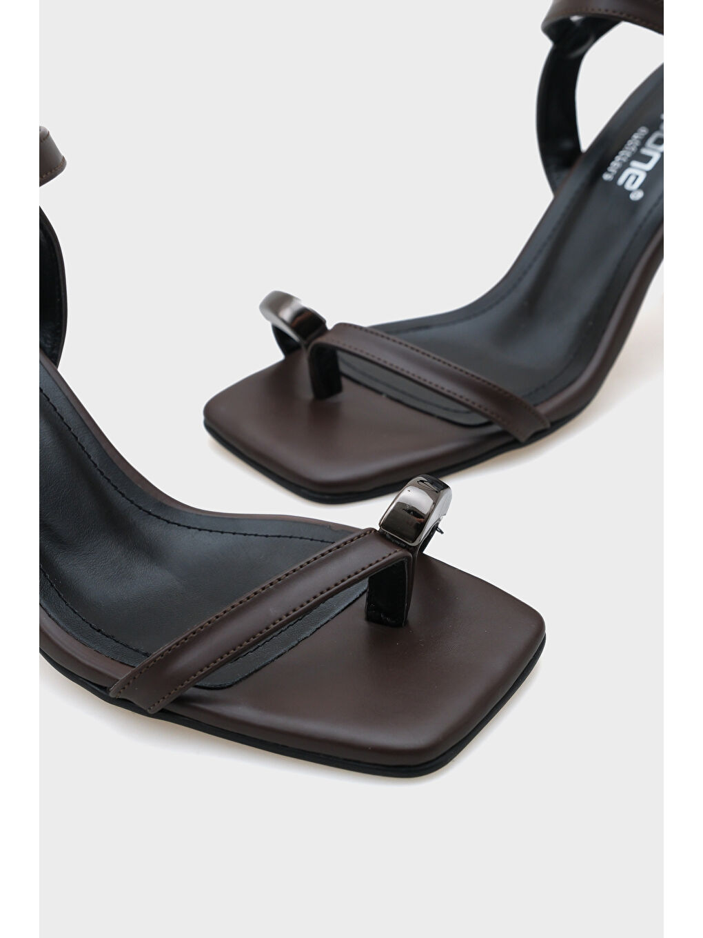 Kahverengi Cindy Küt Burunlu Topuklu Bilekten Bantlı Parmak Arası Kadın Sandalet-3