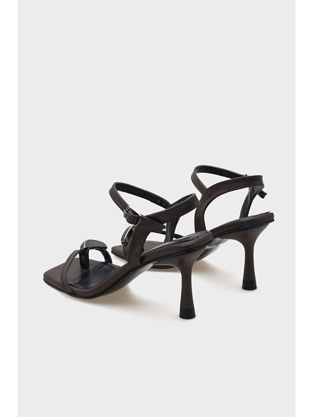 Kahverengi Cindy Küt Burunlu Topuklu Bilekten Bantlı Parmak Arası Kadın Sandalet-4