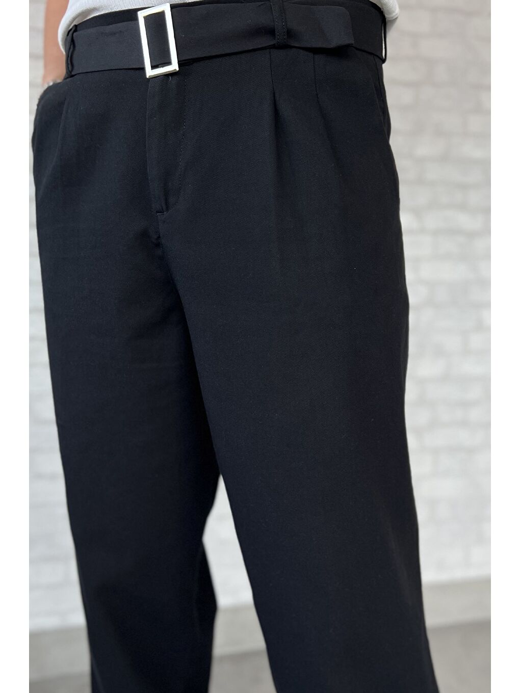 Siyah Erkek Kemer Detaylı Pileli Yazlık Keten Pantolon-3